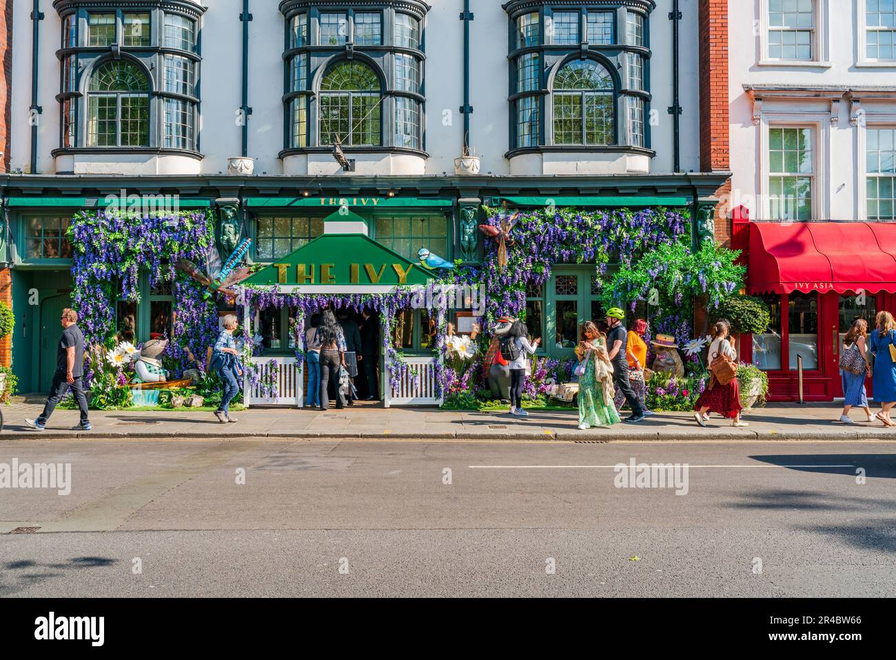 LONDON, UK - MAY 24, 2023: A spectacular floral display decorates window of The Ivy restaurant in Chelsea during Chelsea in Bloom annual floral art sh Stock Photo