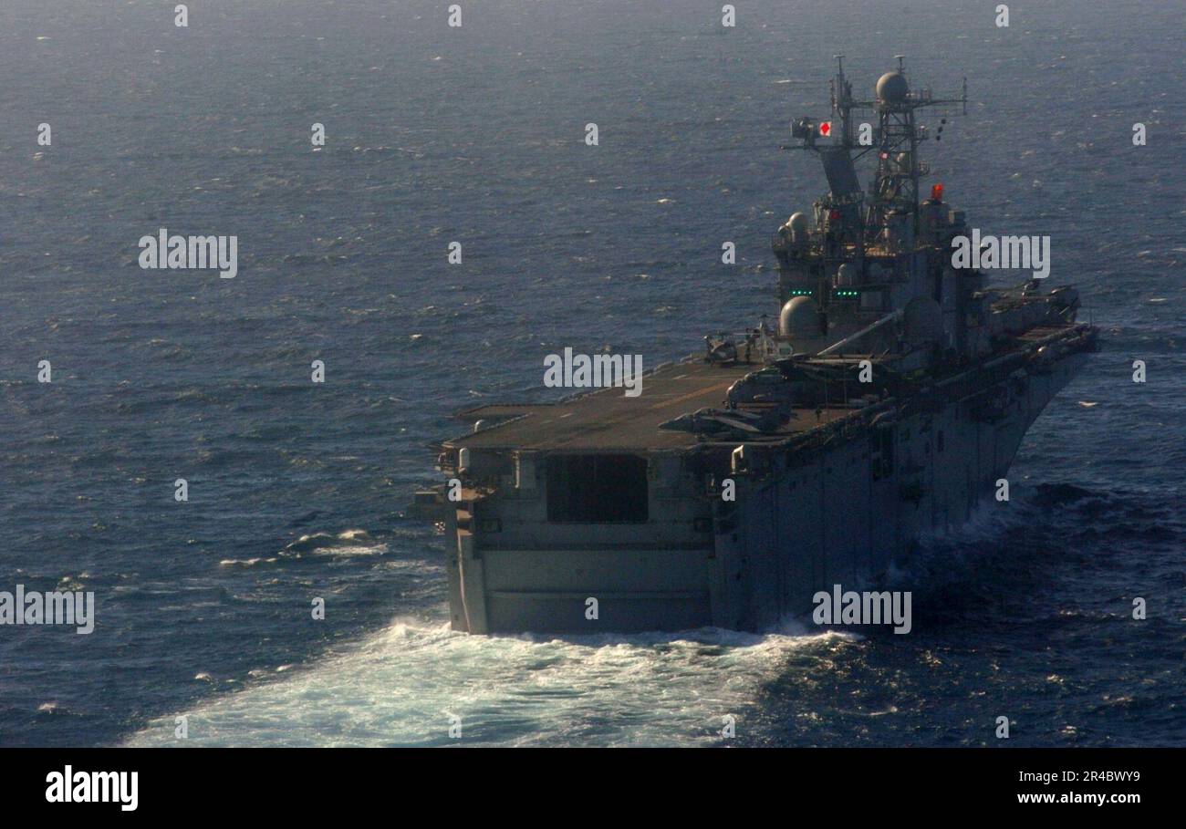 US Navy The amphibious assault ship USS Peleliu (LHA 5) underway off ...