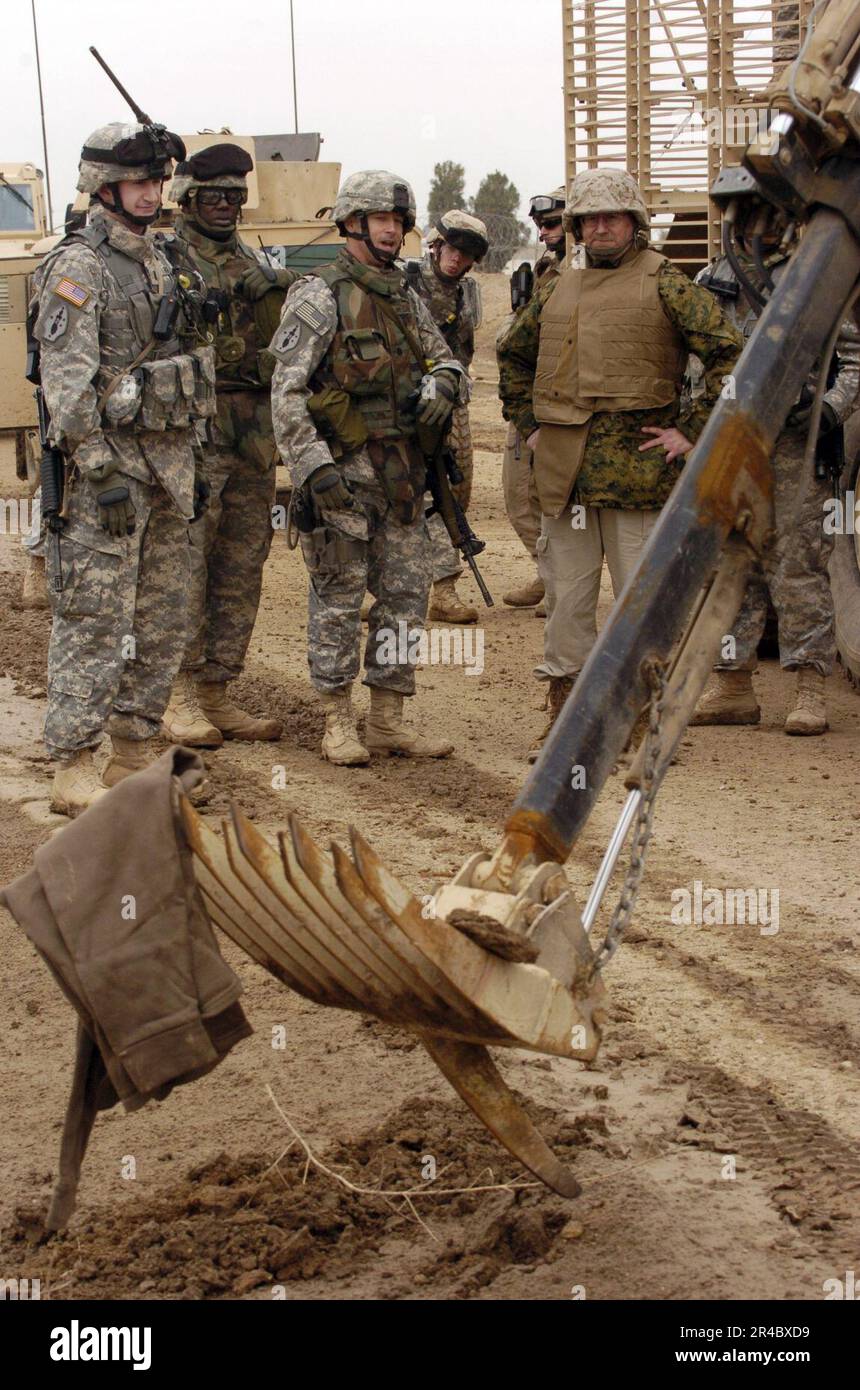 US Navy U.S. Army Lt. Col. demonstrates ways they examine potential improvised explosive devices to the Secretary of the Navy (SECNAV), the Honorable Dr. Donald C. Winter. Stock Photo
