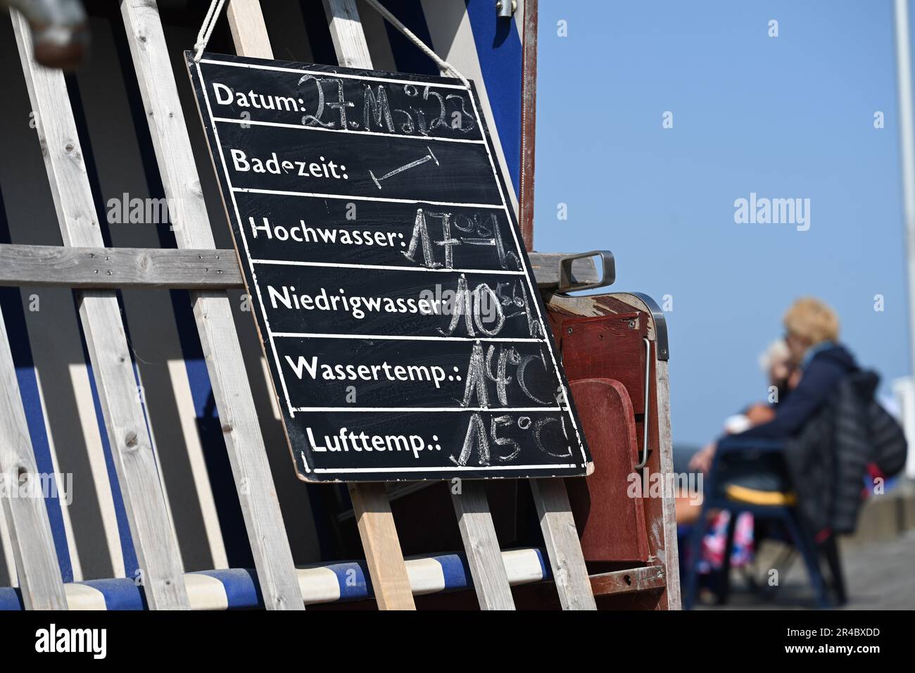 27 May 2023, Lower Saxony, Norderney: A weather board on a beach on Norderney shows the current temperatures and water levels. Over the Whitsun weekend into the coming week, partly summery temperatures above 25 degrees are expected. Almost everywhere it will remain mostly dry in the coming days with scattered clouds, as predicted by the German Weather Service. In the Alps, however, there could also be thunderstorms. On Whit Sunday, there will be cloud fields in the northwest and in the center, but it will remain mostly dry. The weather will remain similar on Monday. Photo: Lars Penning (klemme Stock Photo