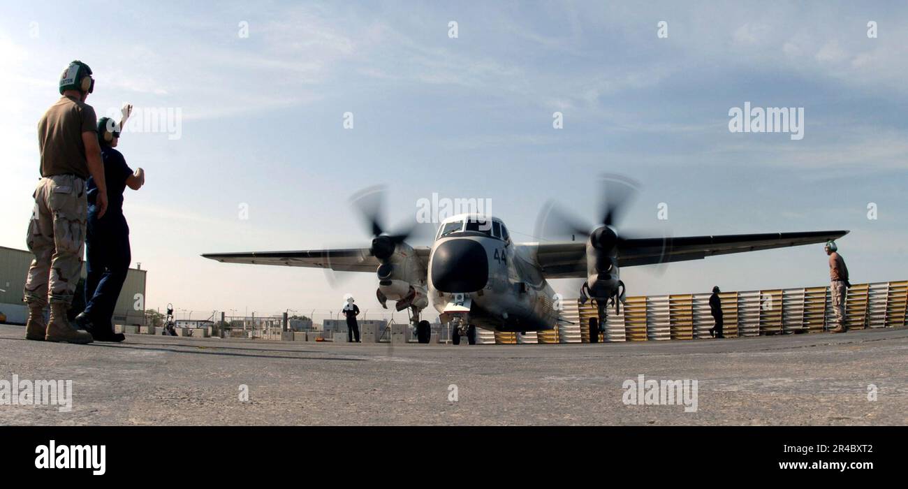 US Navy Aviation Machinist's Mate 1st Class left, assigned to Fleet Logistics Support Squadron Four Zero (VRC-40) supervises start up checks for quality assurance Stock Photo