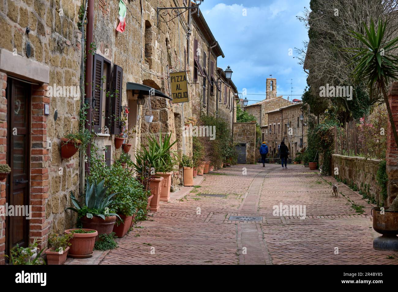historische Strasse Via del Duomo durch Sovana, Toskana, Italien  |historical road Via del Duomo thru Sovana, Tuscany, Italy| Stock Photo