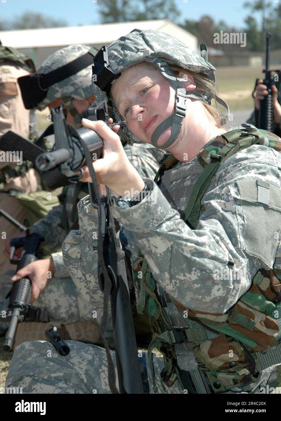 US Navy  Lt. Cdr. assigned to the Naval Inventory Control Point (NAVICP), Philadelphia, inspects the muzzle of her M16A1 rifle during an Individual Augmentee Training Course at the McCrady Traini. Stock Photo