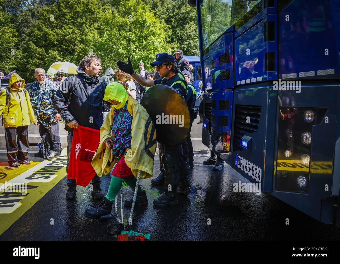 THE HAGUE - Extinction Rebellion activists block the A12 in The Hague ...