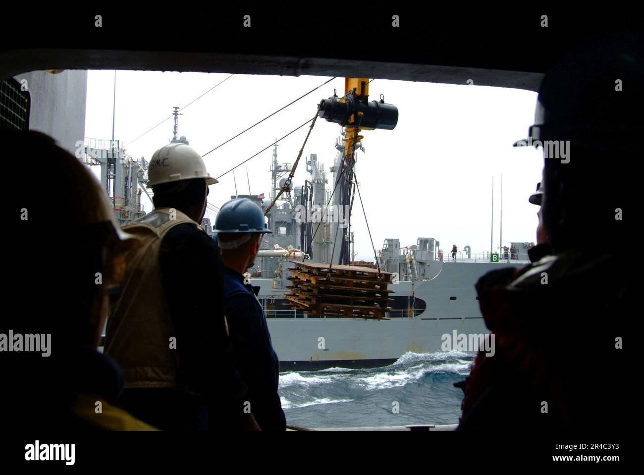 TRAIN CASE, LOW TIDE NAVY ITS OFISHELL main image 1