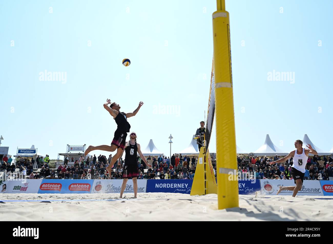 Norderney, Germany. 27th May, 2023. Eric Stadie of the team 'Hauptstadt Beacher e.V/ VC Olympia ' defends the ball and strikes back. The 'White Sands Festival' takes place on Norderney from May 26 to 28. Excursion weather in large parts of Germany: Over the Whitsun weekend into the coming week partly summery temperatures over 25 degrees are expected. Almost everywhere it will remain mostly dry in the coming days with scattered clouds, as predicted by the German Weather Service. In the Alps, however, there could also be thunderstorms. Credit: Lars Penning (klemmer)/dpa/Alamy Live News Stock Photo