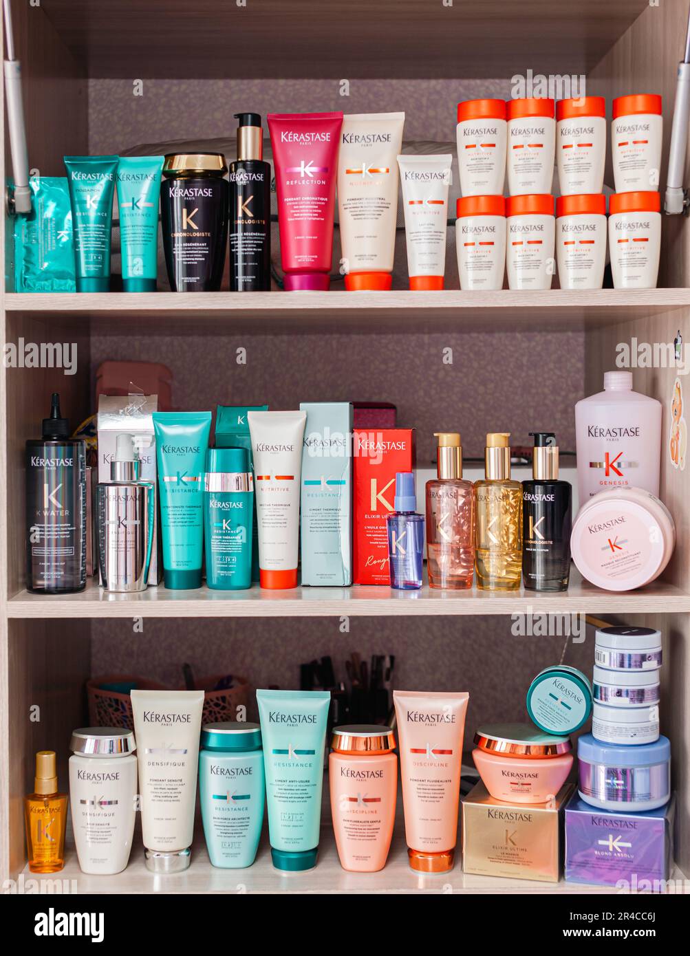 https://c8.alamy.com/comp/2R4CC6J/many-different-jars-of-shampoo-hair-care-balms-on-the-shelf-jars-and-tubes-stand-in-a-row-2R4CC6J.jpg