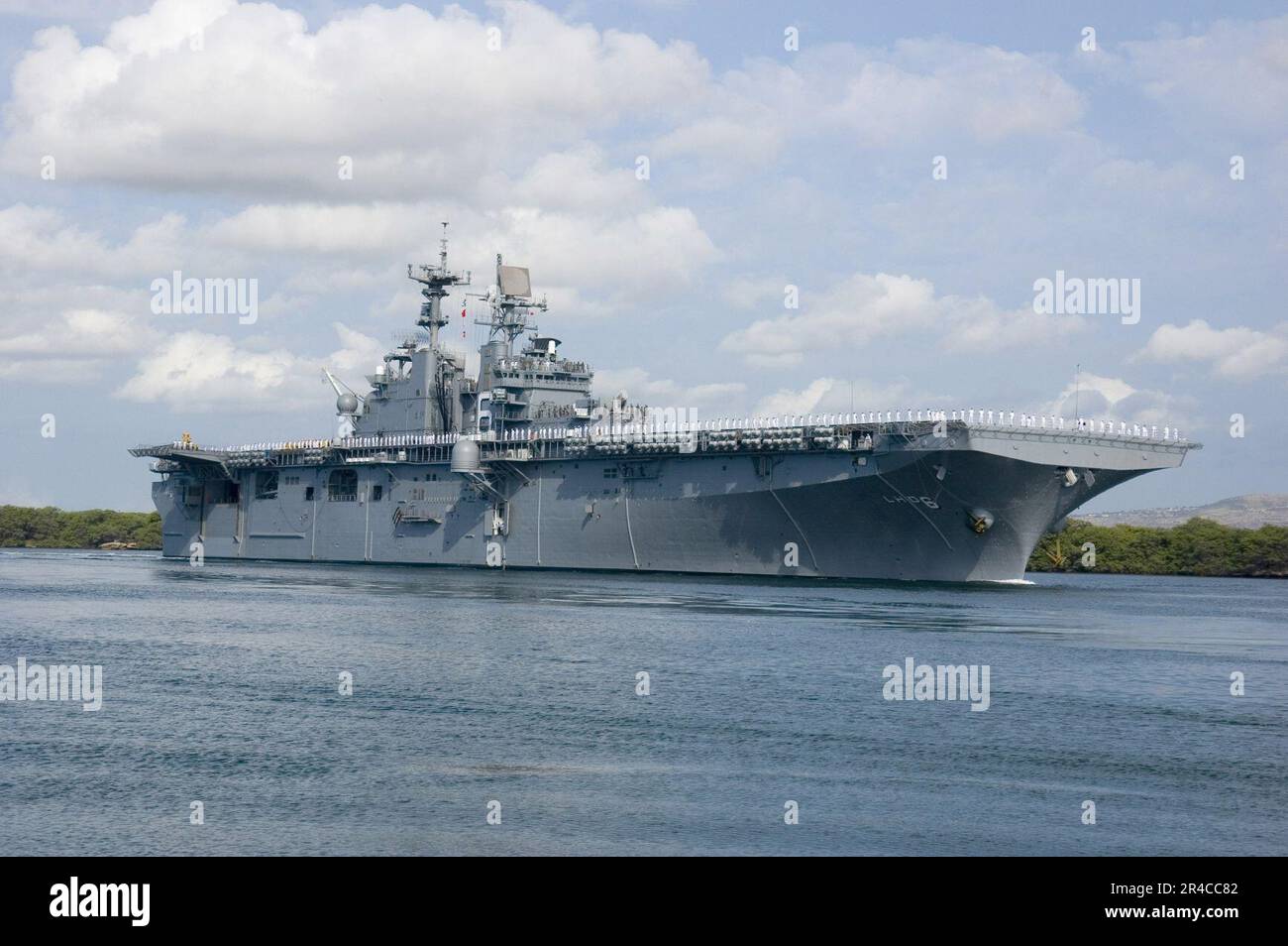 US Navy The amphibious assault ship USS Bonhomme Richard (LHD 6) pulls ...