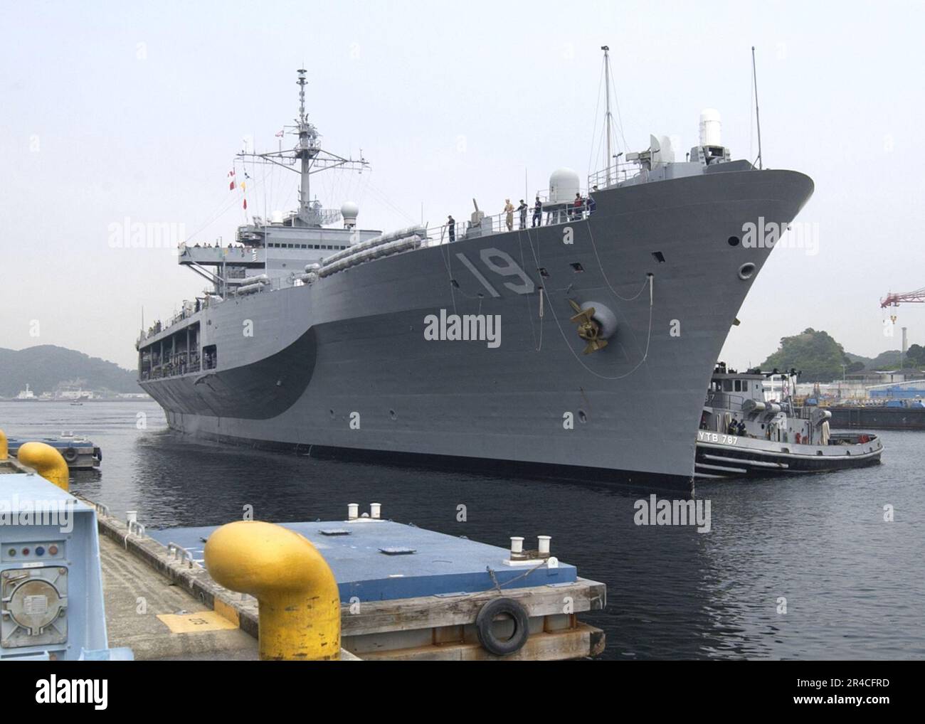 US Navy The amphibious command and control ship USS Blue Ridge (LCC 19 ...