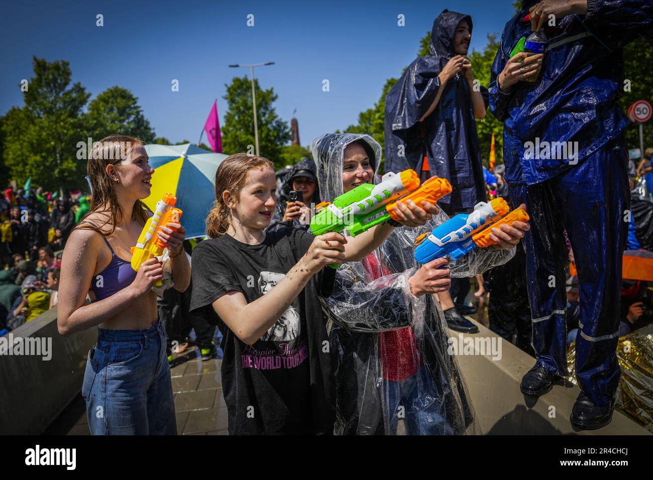 THE HAGUE - Extinction Rebellion activists block the A12 in The Hague ...