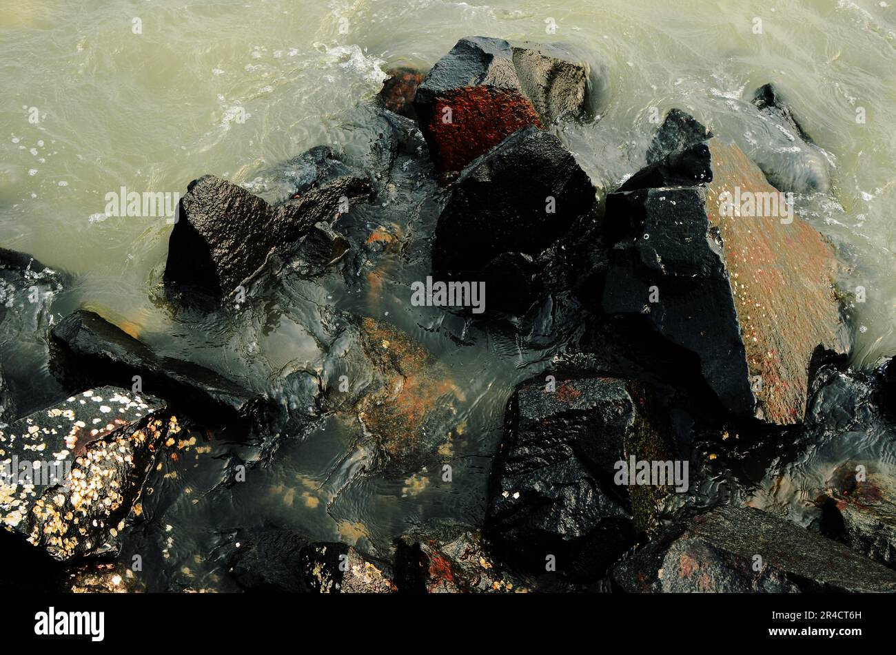 Rock submerged in sea water hi-res stock photography and images - Alamy