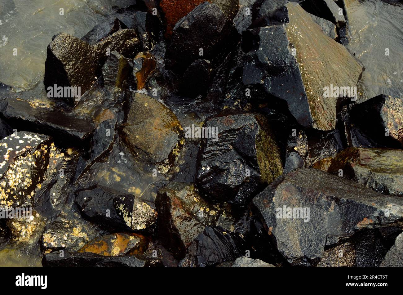 Rock submerged in sea water hi-res stock photography and images - Alamy