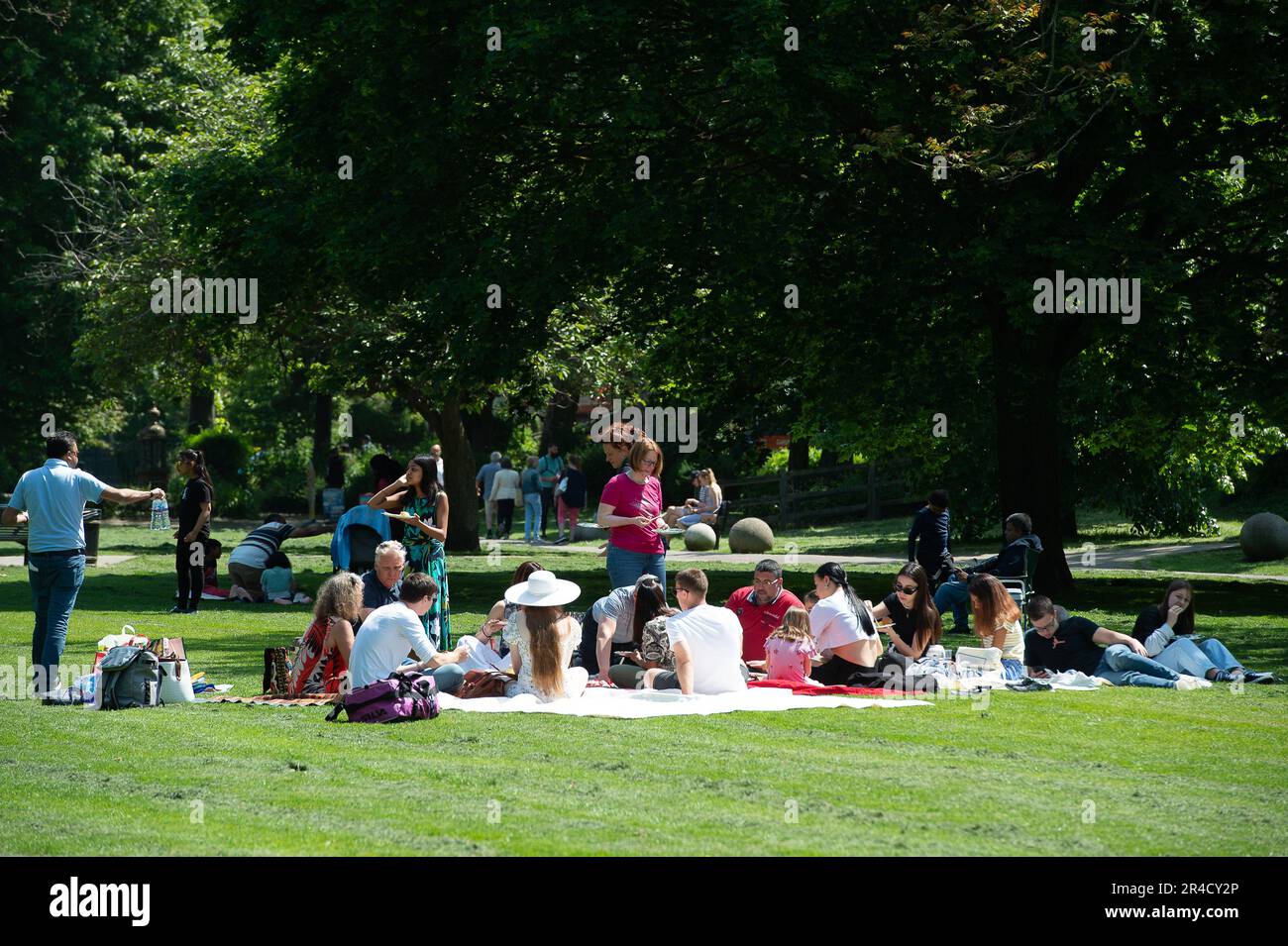 Windsor, Berkshire, UK. 27th May, 23. Visitors enjoying picnics in Alexandra Gardens in Windsor today in the warm sunshine. Credit: Maureen McLean/Alamy Live News Stock Photo