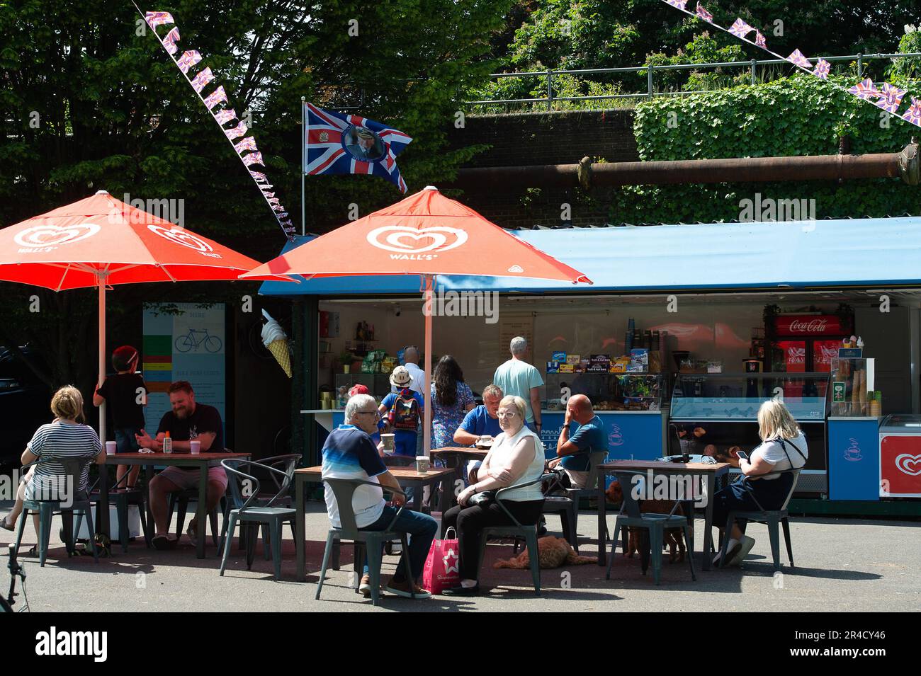 Windsor, Berkshire, UK. 27th May, 23. It was a beautiful warm and sunny day in Windsor Berkshire today as people flocked to the town. Credit: Maureen McLean/Alamy Live News Stock Photo