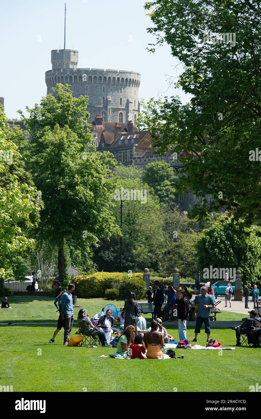 Windsor, Berkshire, UK. 27th May, 23. Visitors enjoying picnics in Alexandra Gardens in Windsor today in the warm sunshine. Credit: Maureen McLean/Alamy Live News Stock Photo