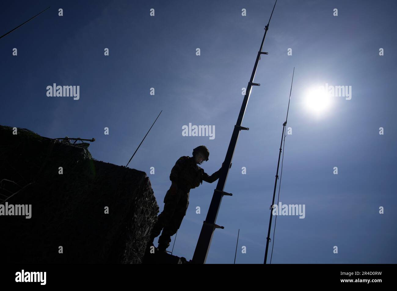 A soldier is seen holding a communications antenna near Tapa, Estonia on 20 May, 2023. Estonia is hosting the Spring Storm NATO exercises involving over 13 thousand personnel with US, German, British, French and Polish forces training together with the Estonian Defence Forces (eDF). (Photo by Jaap Arriens / Sipa USA) Stock Photo