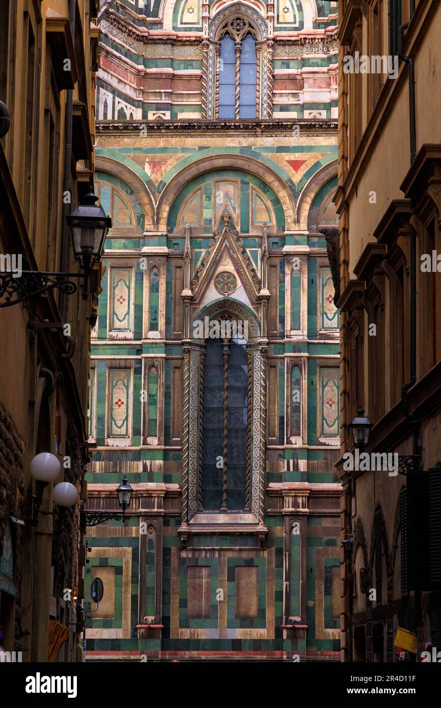 Street view of Florence: glimpse of Brunelleschi's Dome Stock Photo - Alamy