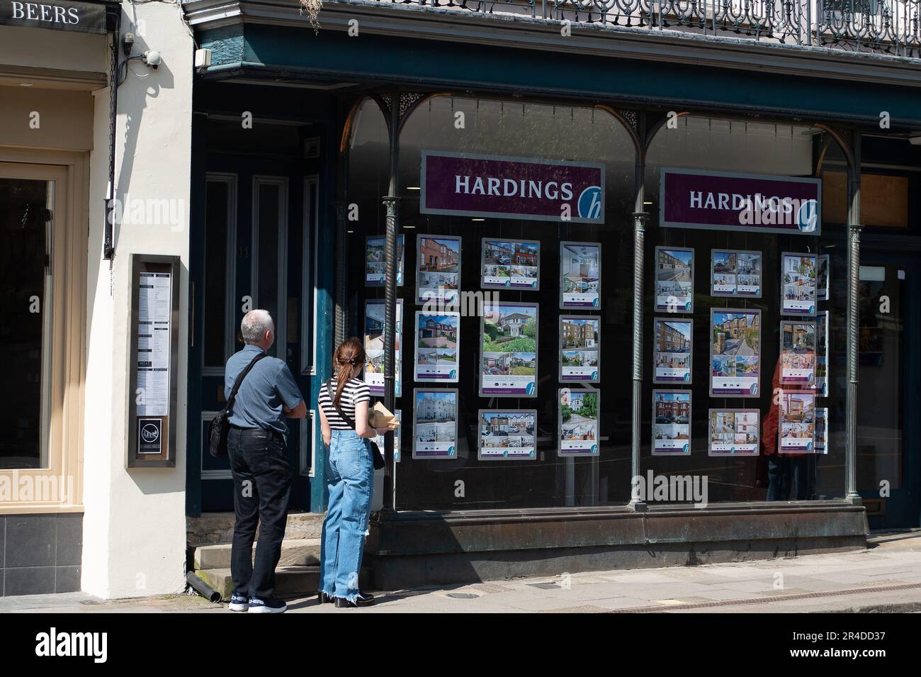Windsor, Berkshire, UK. 27th May, 2023. People look in the window of an