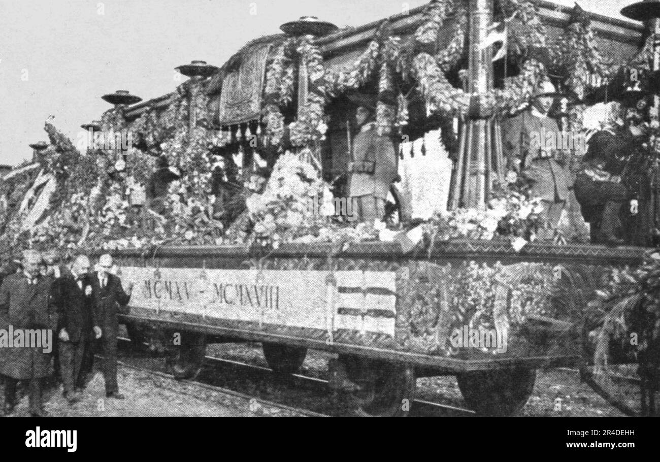 'Le &quot;Soldat Inconnu&quot; italien; le wagon decouvert, somtueusement decore, qui transporta le cercueil', 1921. From &quot;L'Album de la Guerre 1914-1919, Volume 2&quot; [L'Illustration, Paris, 1924]. Stock Photo