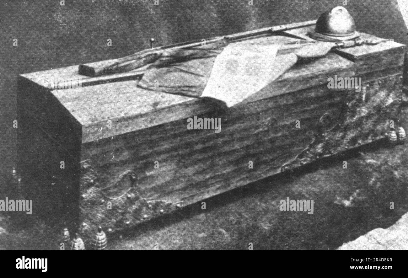'Le &quot;Soldat Inconnu&quot; italien; le cercueil, tel qu'il repose sous l'Autel de la Patrie', 1921. From &quot;L'Album de la Guerre 1914-1919, Volume 2&quot; [L'Illustration, Paris, 1924]. Stock Photo