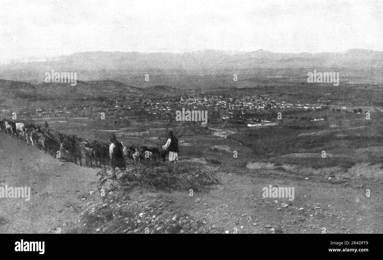 'Sur la route de Monastir; la ville de Monastir vue des hauteurs au Sud-Ouest : a l'horizon, les montagnes de Prilep', 1916. From &quot;Collection de la Guerre IV. L'Illustration Tome CXLVIII. La Guerre Juillet, Aout, Septembre, Octobre, Novembre, Decembre 1916&quot;. (On the road to Monastir; the city of Monastir seen from heights to the South-West: on the horizon, the mountains of Prilep) Stock Photo