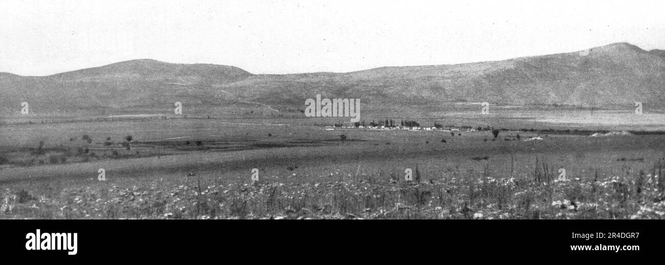 'Vue generale de la position bulgare de la Mala-Reka, que l'armee franco-russe a attaquee pour deborder l'aile droite ennemie (12 - 15 septembre) et enlever Florina apres un vif combat (17 septembre).', 1916. From &quot;Collection de la Guerre IV. L'Illustration Tome CXLVII. La Guerre Juillet, Aout, Septembre, Octobre, Novembre, Decembre 1916&quot;. Stock Photo