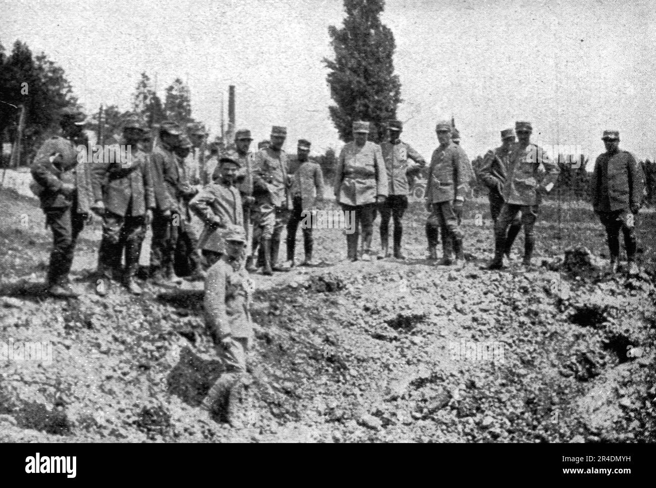 ''les premieres operations Italiennes; le premier entonnoir creuse par un 305 autrichien, pres de Cormons', 1915. From &quot;L'Album de la Guerre 1914-1919: Volume I&quot; [L'Illustration, Paris, 1926]. Stock Photo