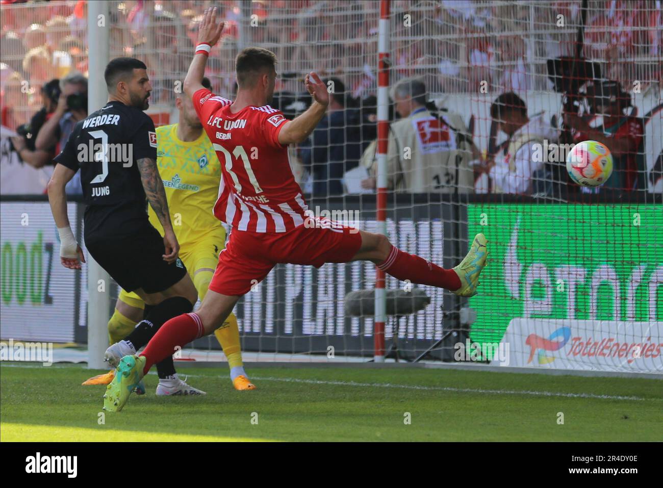 Berlin, Germany. 27th May, 2023. Robin Knoche from 1. FC Union Berlin misses a goal chance, while Anthony Jung from Werder Bremen, and Jiří Pavlenka from Werder Bremen try to defend on 27 May, 2023 at An der alten Forsterei, Berlin, Germany. During the game between 1. FC Union Berlin Vs Werder Bremen, Round 34, Bundesliga. ( Credit: Iñaki Esnaola/Alamy Live News Stock Photo