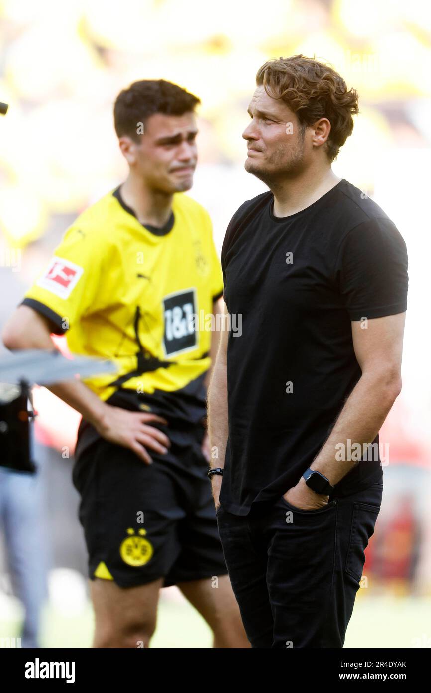 Dortmund, Deutschland, 1. Fussball Bundesliga 34. Spieltag Borussia  Dortmund : 1. FSV Mainz 05  2-2 27. 05. 2023 im Signal-Iduna Park  in Dortmund  Trainer Edin TERZIC (BVB) re.-  weint nach dem Schlusspfiff und der verspielten Meisterschaft  bittere Tränen Foto: Norbert Schmidt, Duesseldorf Stock Photo