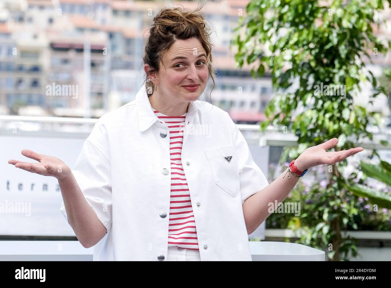 Alice Rohrwacher beim Photocall zum Kinofilm 'La Chimera' auf dem Festival de Cannes 2023 / 76. Internationale Filmfestspiele von Cannes am Palais des Festivals. Cannes, 27.05.2023 Stock Photo