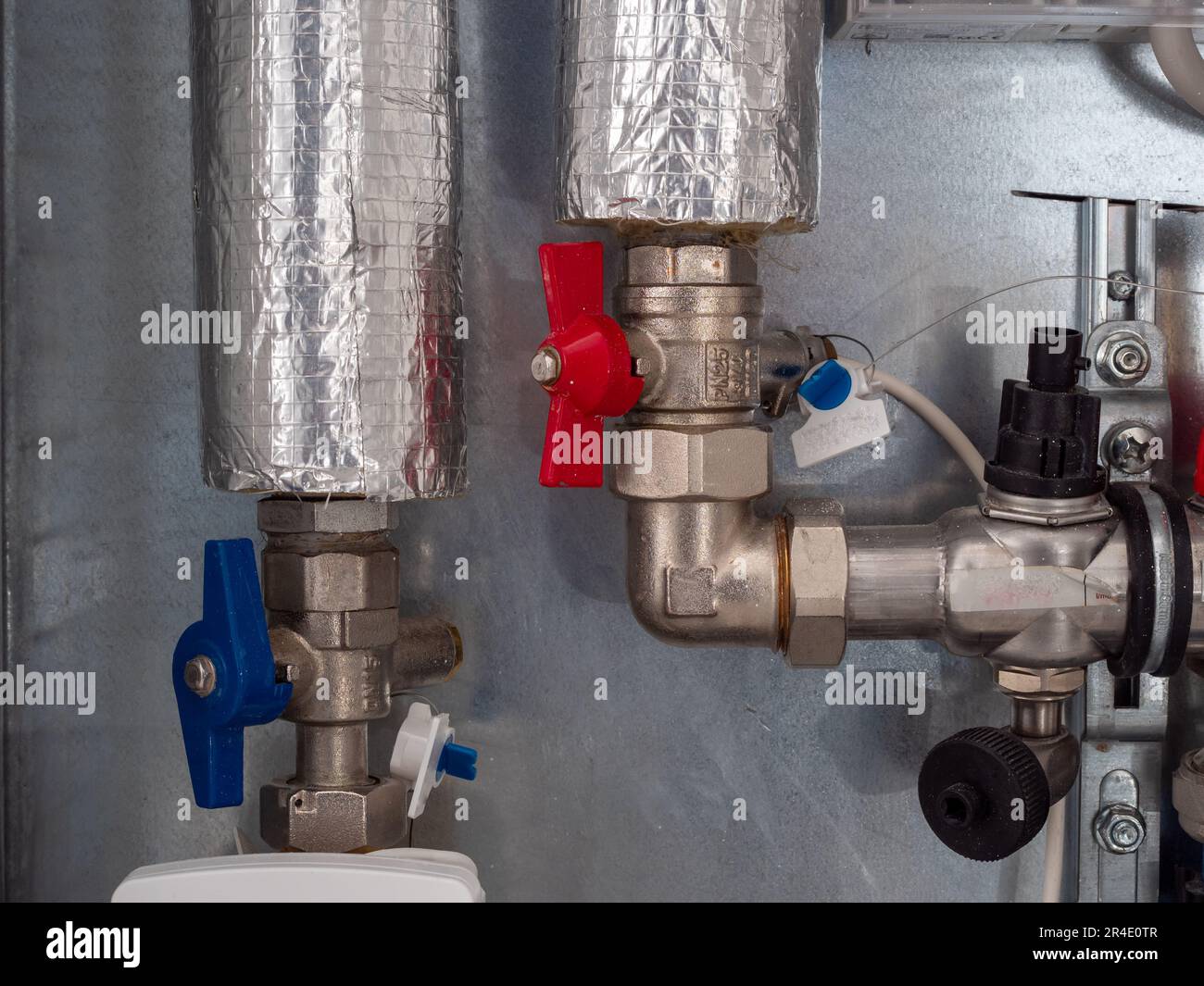 Water distributor and taps for hot and cold water in the apartment