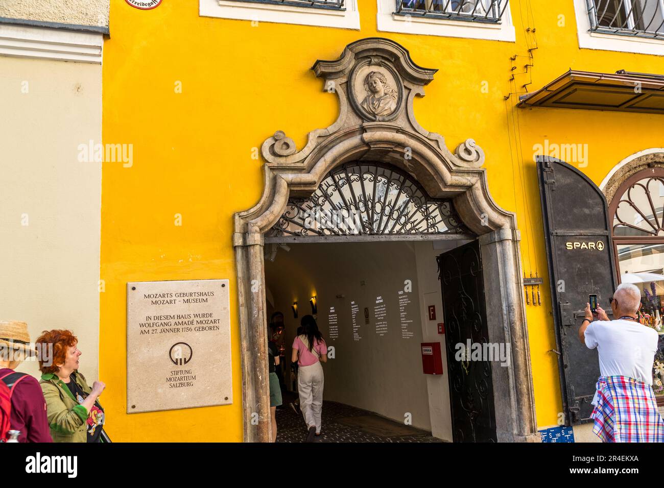 Mozart's birthplace at Getreidegasse 9 in Salzburg, Austria. Until 1994, the first floor housed a delicatessen and direct successor to the "Alte Hagenauerische Specereywarenhandlung". Today, the SPAR supermarket chain supplies tourists from all over the world with drinks and snacks here Stock Photo
