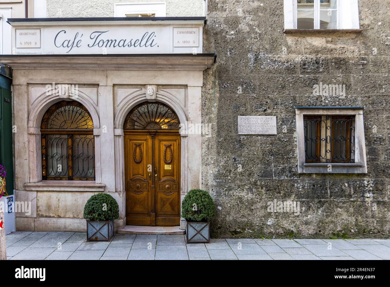 Side entrance Café Tomaselli since 1700. Mozart is said to have enjoyed drinking almond milk here. In the building of the Caés lived Constanze Mozart-Nissen with her second husband Georg Nikolaus Nissen. Salzburg, Austria Stock Photo
