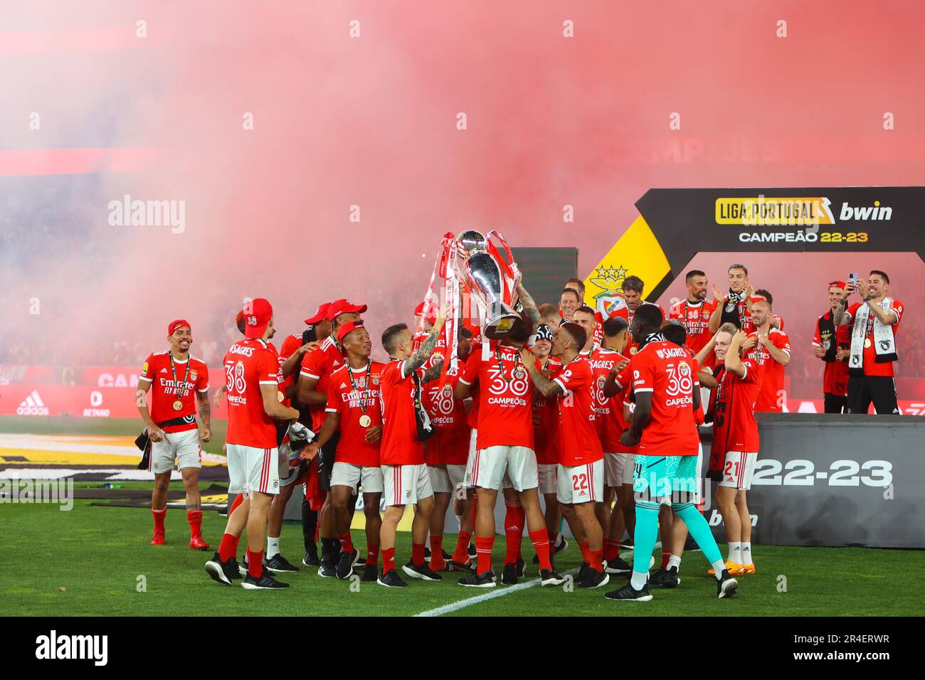 Lisboa, Portugal. 27th May, 2023. SL Benfica players poses with