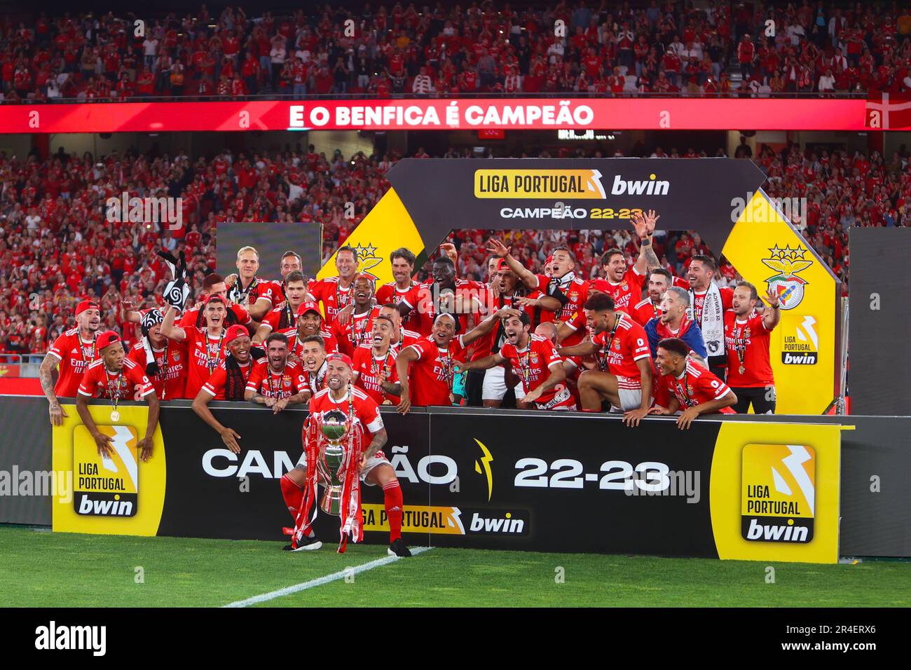 Lisboa, Portugal. 27th May, 2023. SL Benfica players poses with