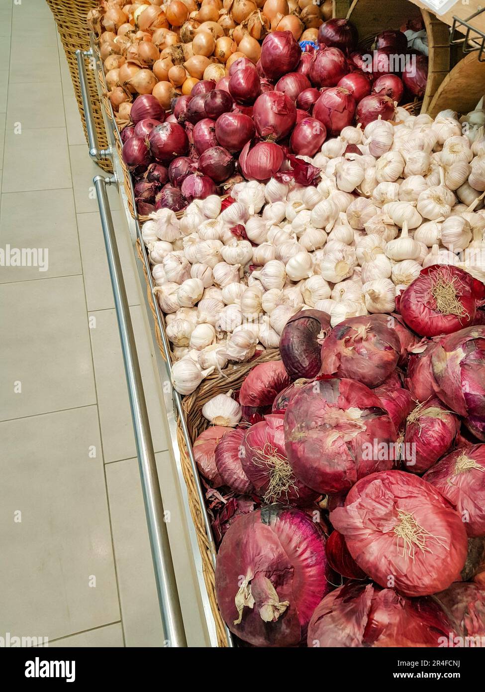 Pile different onion varieties hi-res stock photography and images - Alamy