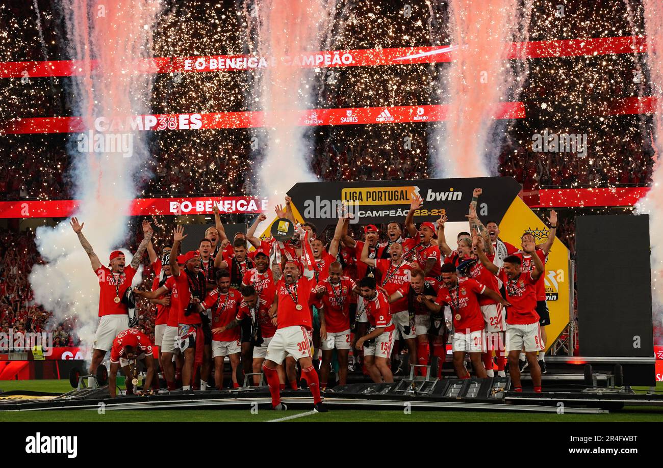 Lisboa, Portugal. 27th May, 2023. SL Benfica players poses with