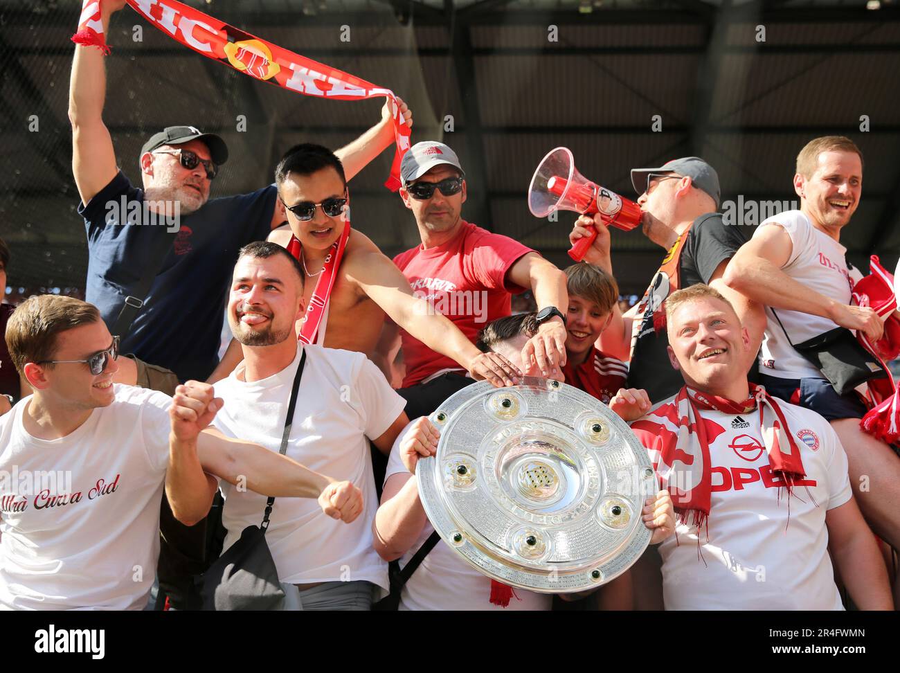 Fans mit schale  Deutscher Meister 2023 FC Bayern MŸnchen feiert  Fussball 1 . Bundesliga Saison 2022 / 2023 1. FC Kšln Koeln - FC Bayern MŸnchen  celebrate after their side finished the season as Bundesliga champions  © diebilderwelt / Alamy Stock Stock Photo