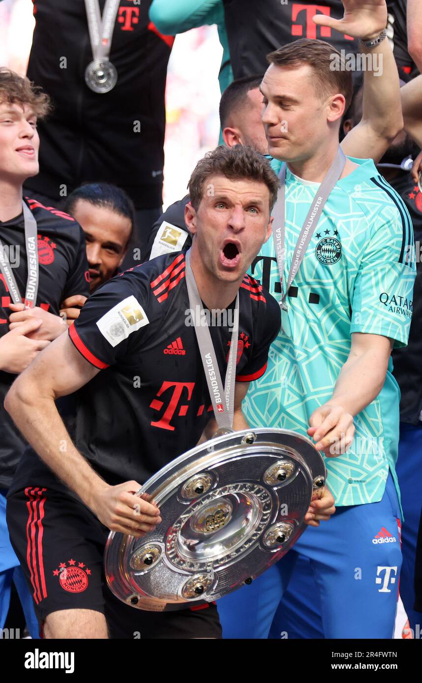 Manuel Neuer of Bayern Muenchen und Thomas Mueller of Bayern Muenchen