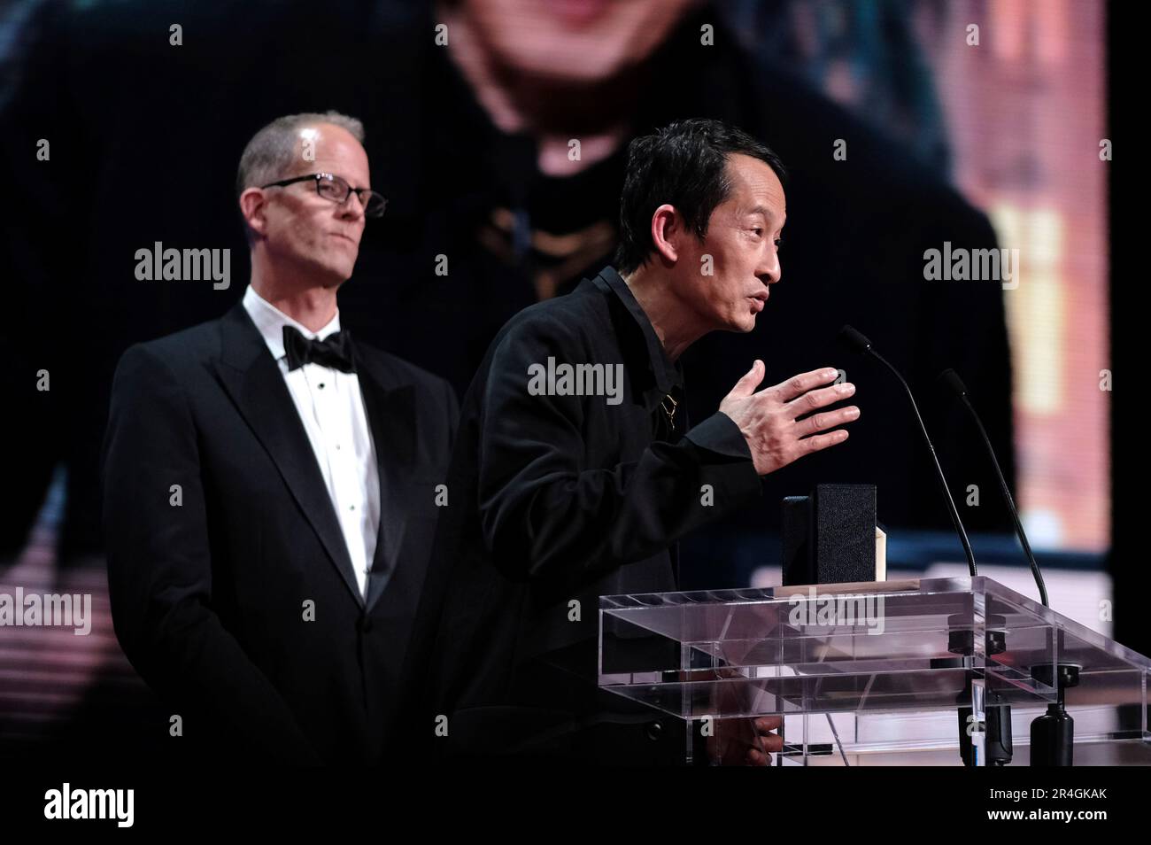 Pete Docter und Tran Anh Hung mit dem Preis für die beste Regie bei 'La passion de Dodin Bouffant' bei der Preisverleihung auf dem Festival de Cannes 2023 / 76. Internationale Filmfestspiele von Cannes am Palais des Festivals. Cannes, 27.05.2023 Stock Photo