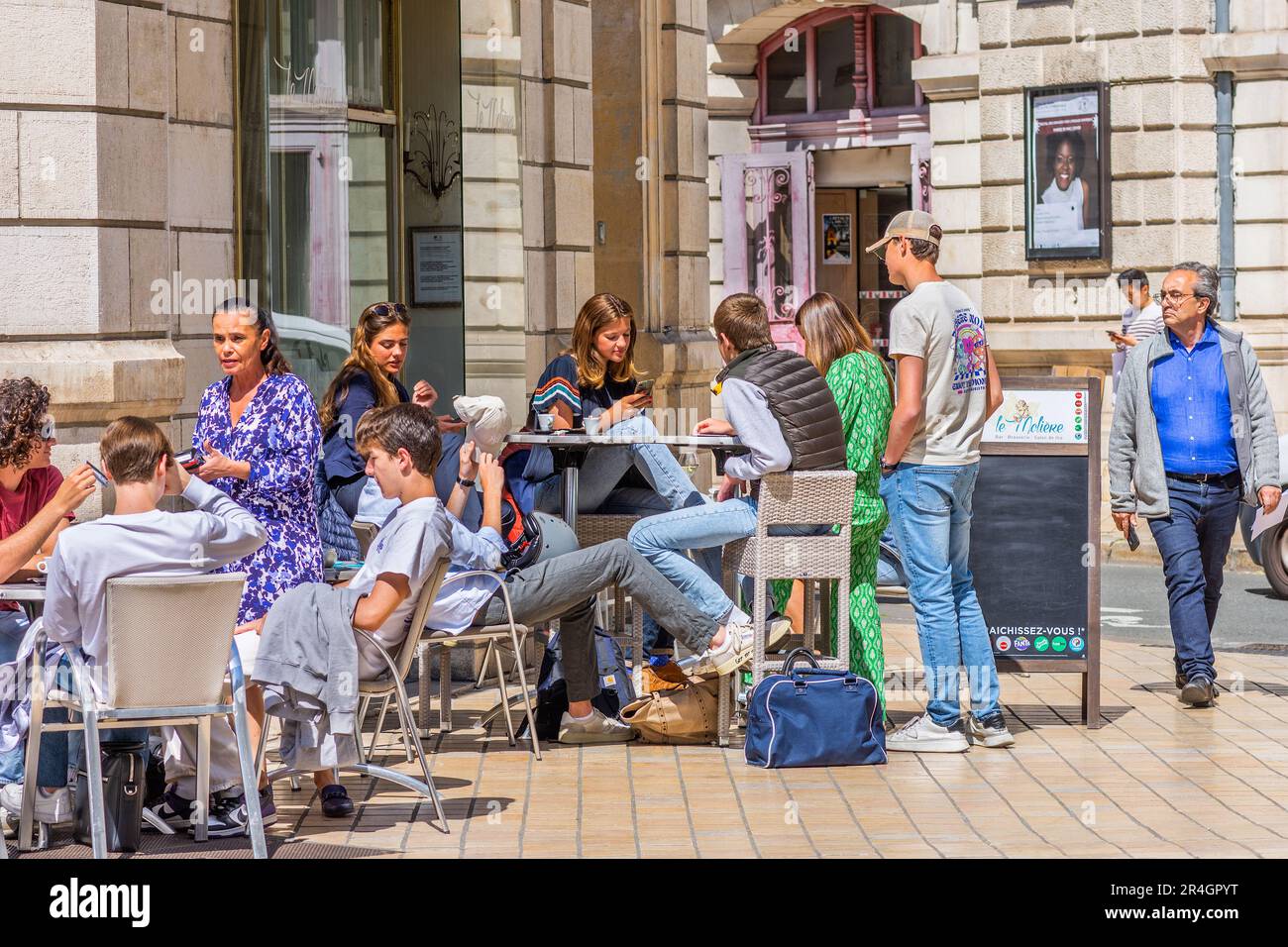 Group of students enjoying morning coffee on cafe terrace - Tours, Indre-et-Loire (37), France. Stock Photo