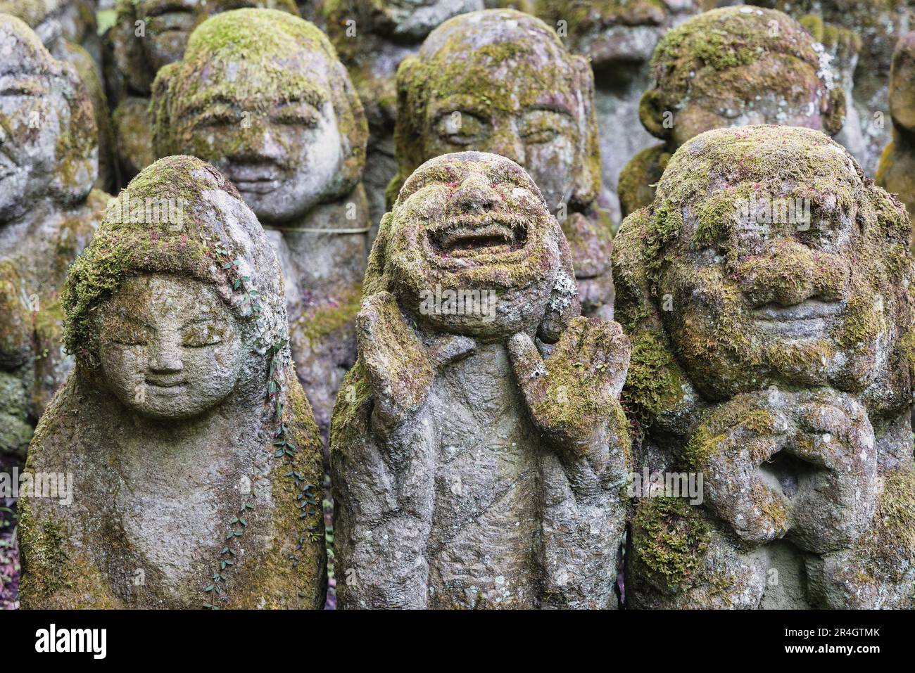 picture of Buddhist rakan stone statues at the Otagi Nenbutsuji temple