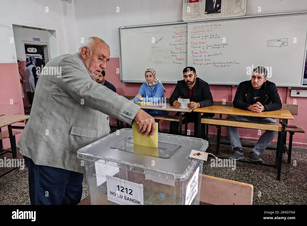 diyarbakir-turkey-28th-may-2023-a-man-casts-his-vote-in-a-ballot
