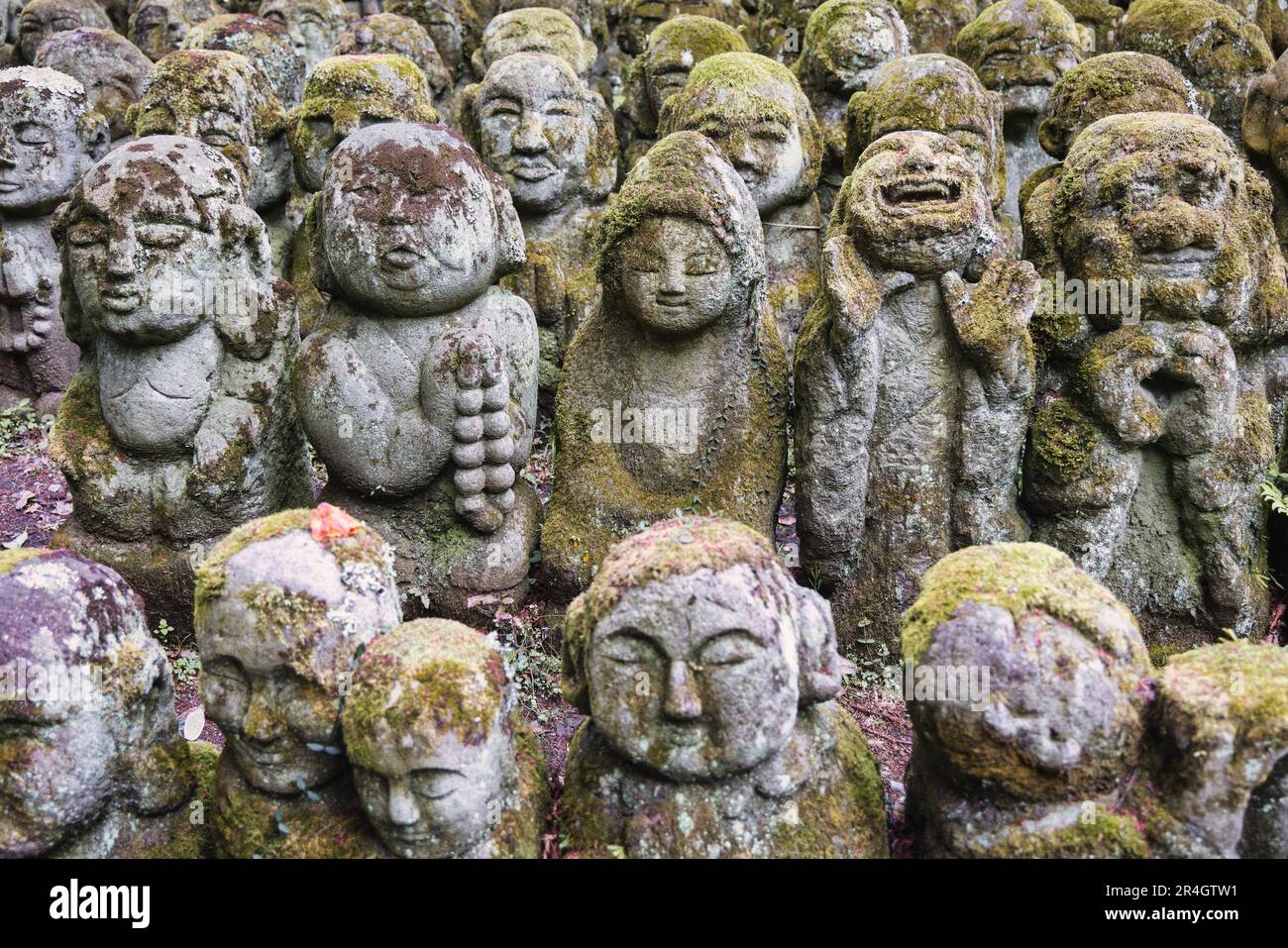 picture of Buddhist rakan stone statues at the Otagi Nenbutsuji temple