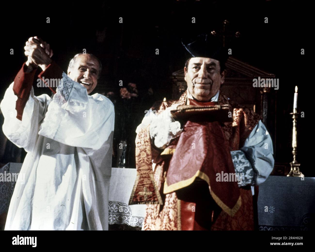 CASSEN and MANUEL ALEXANDRE in AMANECE, QUE NO ES POCO (1989), directed by JOSE LUIS CUERDA. Credit: COMPAÑIA DE AVENTURAS COMERCIALES / Album Stock Photo