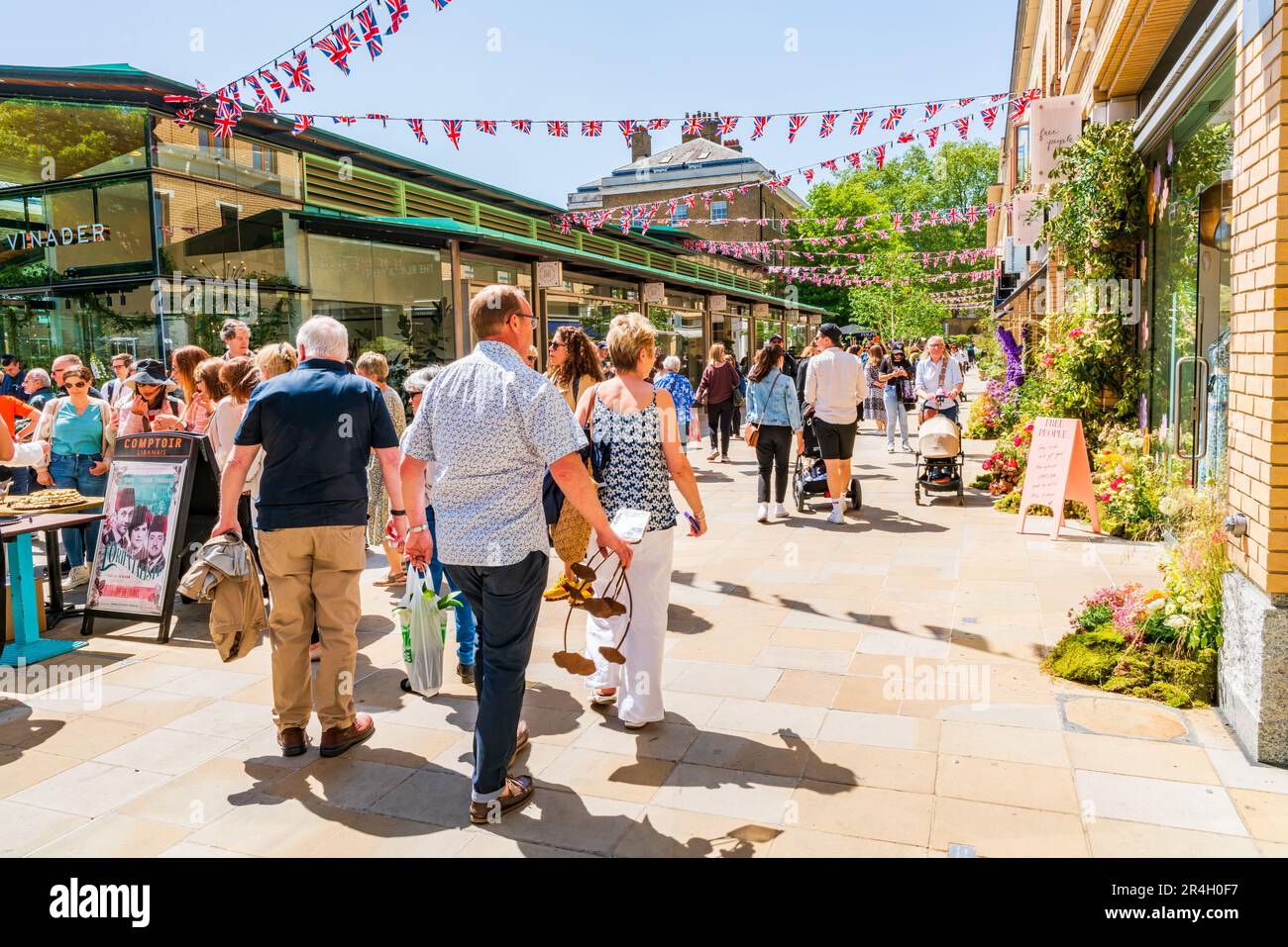 LONDON, UK - MAY 26, 2023: People enjoy sunny spring day in Chelsea, an affluent area known for the smart boutiques and high-end restaurants lining bu Stock Photo