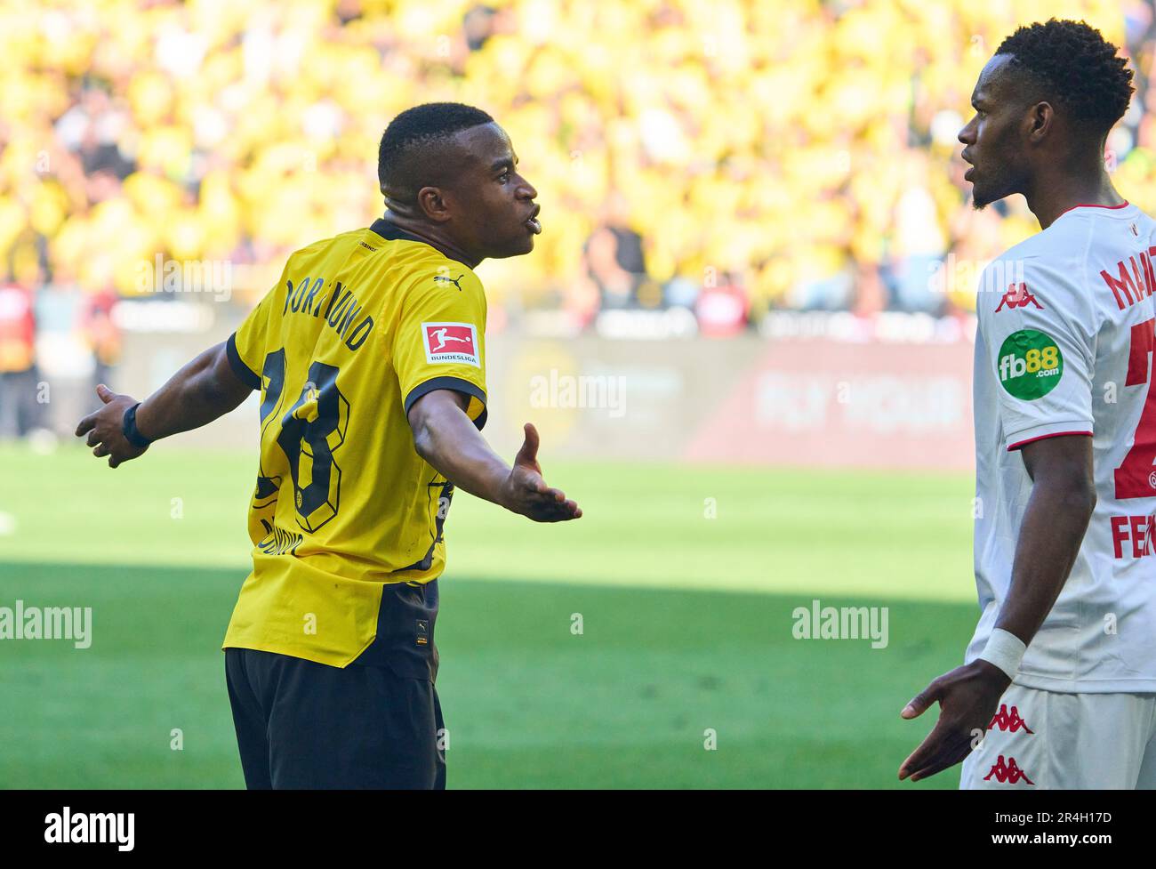 Youssoufa Moukoko, BVB 18 angry with Edimilson FERNANDES, MZ 20 in the match BORUSSIA DORTMUND