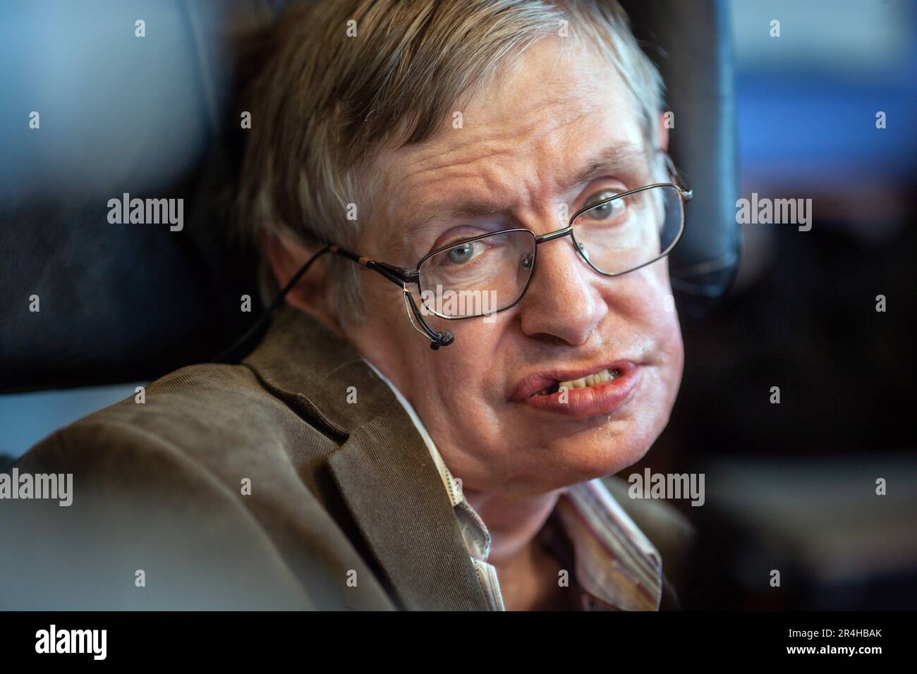 Stephen Hawking is the former Lucasian Professor of Mathematics at the University of Cambridge and author of A Brief History of Time which was an inte Stock Photo