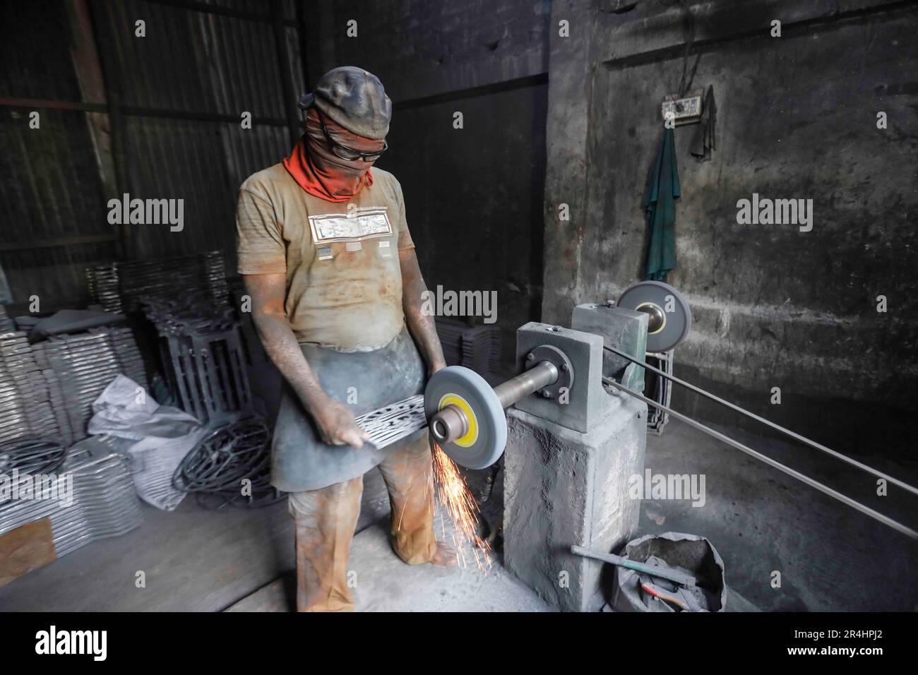 Dhaka, Bangladesh. 28th May, 2023. Workers build sewing machine stands