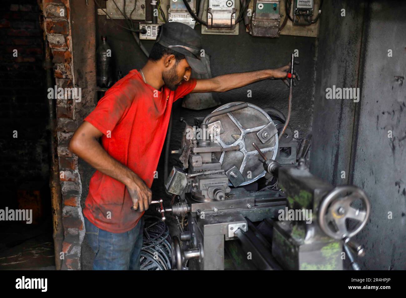Dhaka, Bangladesh. 28th May, 2023. Workers build sewing machine stands